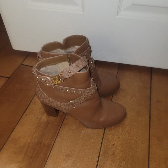 Michael Kors Women's Outlet Kincaid Leather and Studded Logo Ankle Boot - Picture 2 of 3